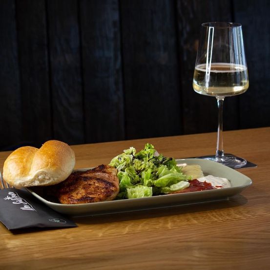 Bild enthält, Food, Food Presentation, Glass, Brunch, Nature, Outdoors, Countryside, Bread, Table, Rural