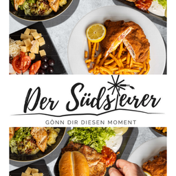 Eine Zusammenstellung verschiedener Gerichte, darunter gebratenes Hähnchen, Pommes Frites und ein Sandwich auf einem Tisch. Das Bild zeigt auch den Text 'Der Sudslever' in Fettschrift.