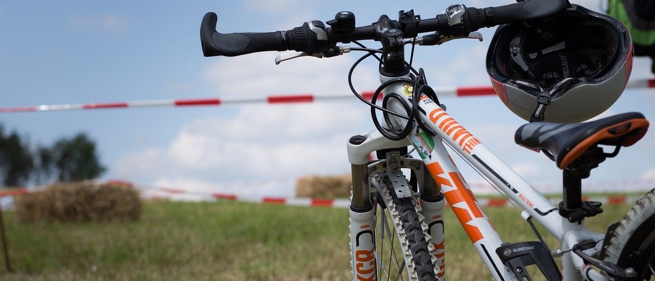 Bild enthält, Helmet, Machine, Wheel, Bicycle, Transportation, Vehicle, Mountain Bike, Spoke