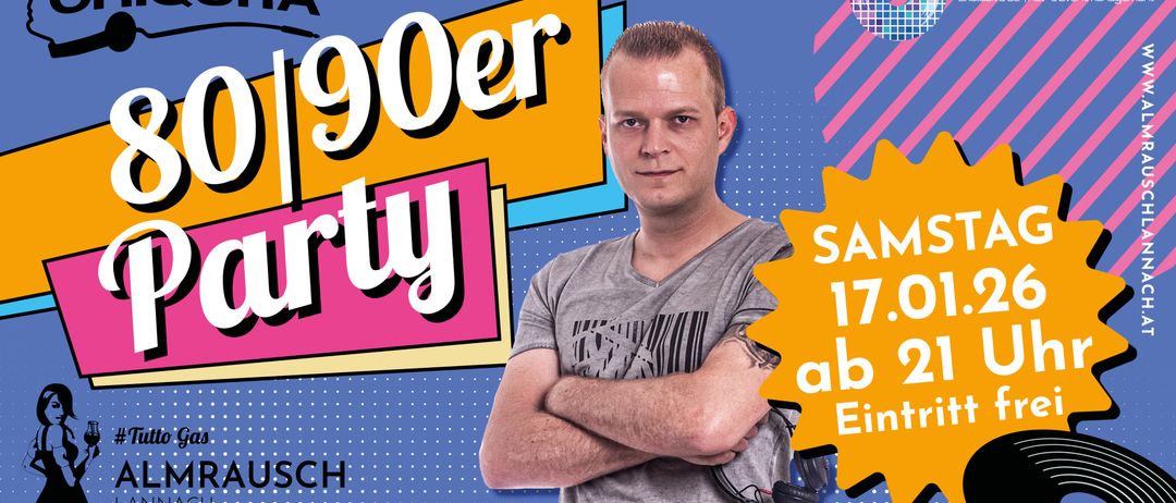 Ein Mann steht mit verschränkten Armen, trägt ein graues T-Shirt, vor einem blauen und gelben Hintergrund mit Text und Formen.