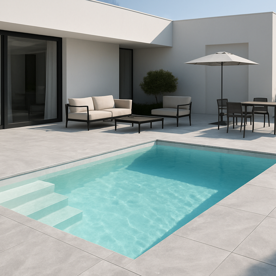 Moderner Patio mit Swimmingpool und Gartenmöbeln, einschließlich zwei Sofas, einem Kaffeetisch, einem Esstisch und Stühlen unter einem Sonnenschirm.