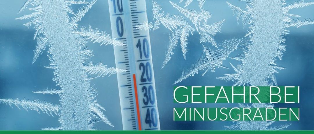 Ein Bild mit einem Thermometer, das 20 Grad Celsius anzeigt, umgeben von Frostmustern. Der Text 'GEFAHR MINUSGRAD' ist auf dem Bild zu sehen.