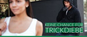 Eine Frau in einem weißen Tanktop und ein Mann in einer schwarzen Kapuzenpulli stehen vor einer schwarzen Wand mit grünem Text.