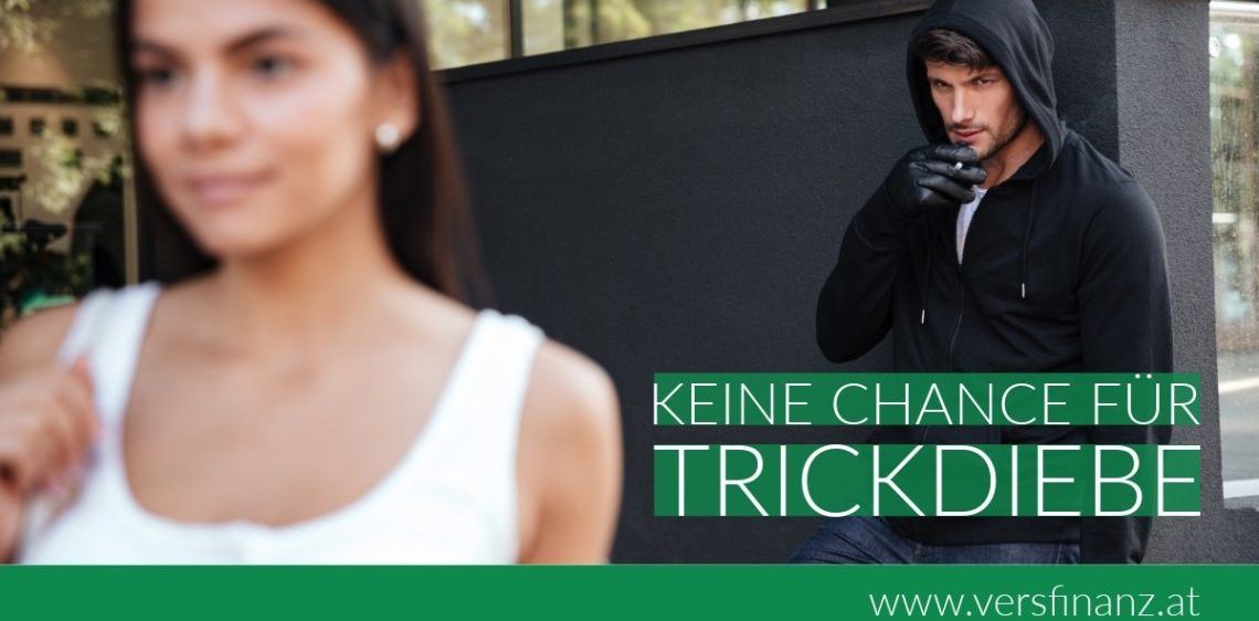 Eine Frau in einem weißen Tanktop und ein Mann in einer schwarzen Kapuzenpulli stehen vor einer schwarzen Wand mit grünem Text.