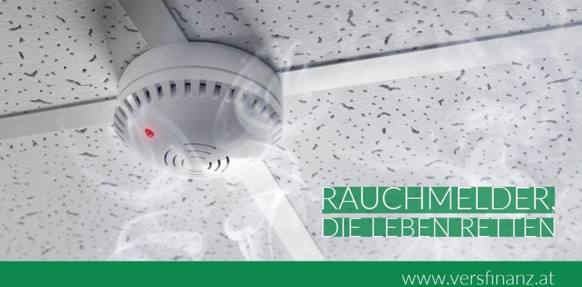 Ein Rauchmelder mit rotem Licht ist an einer weißen Decke mit weißem Gittermuster befestigt. Der Melder gibt Rauch ab und hat eine Website-Adresse, www.vers, in Grün.