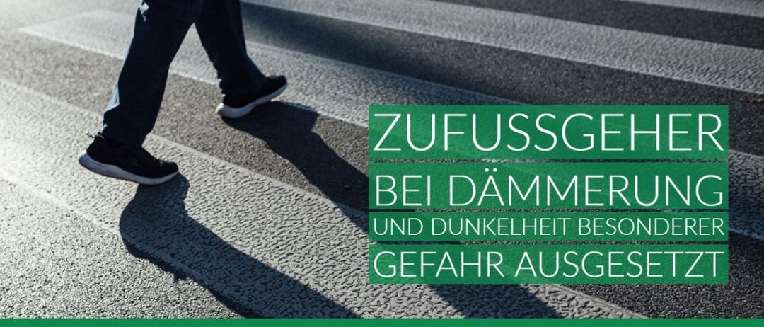 Eine Person in schwarzen Hosen läuft auf Betonstufen. Die Stufen haben grünen Text, der 'ZUFSSGEL BELDÄMMER UND DUNKELHEIT BESO GEFAR AUSGES' lautet. Der Schatten der Person fällt auf die Stufen.