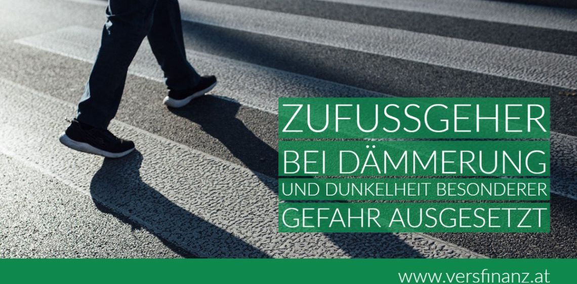 Eine Person in schwarzen Hosen läuft auf Betonstufen. Die Stufen haben grünen Text, der 'ZUFSSGEL BELDÄMMER UND DUNKELHEIT BESO GEFAR AUSGES' lautet. Der Schatten der Person fällt auf die Stufen.