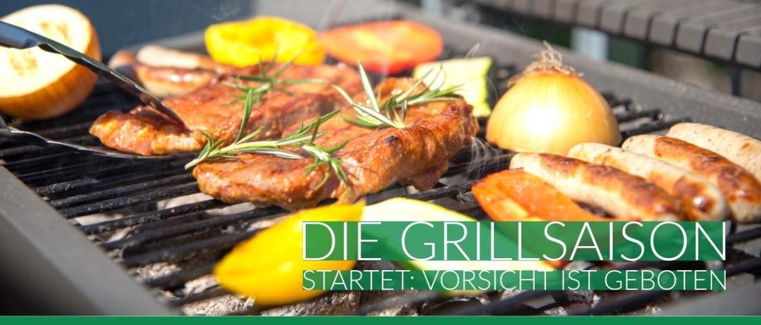 Gegrilltes Fleisch und Gemüse, einschließlich Würste, Zwiebeln und Paprika, befinden sich auf einem Grill. Der Text lautet: 'Die Grillsaison hat begonnen: Vorsicht ist geboten.'