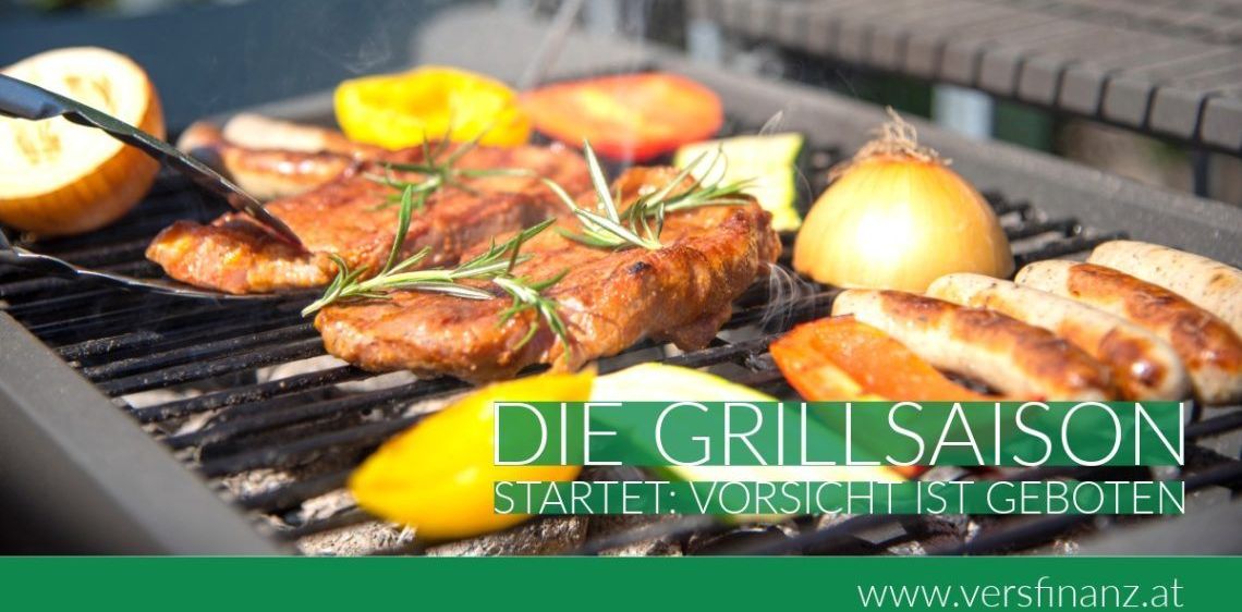 Gegrilltes Fleisch und Gemüse, einschließlich Würste, Zwiebeln und Paprika, befinden sich auf einem Grill. Der Text lautet: 'Die Grillsaison hat begonnen: Vorsicht ist geboten.'