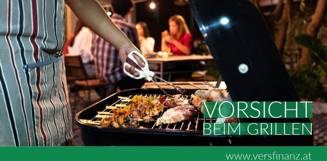 Eine Person kocht Fleisch auf einem Grill mit anderen in einem Restaurant bei Nacht.