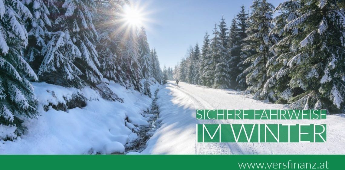 Eine verschneite Straße umgeben von immergrünen Bäumen. Eine Person geht in der Ferne. Die Sonne scheint hell. Der Text 'SICHERE FAHR IM WINTER' ist grün geschrieben.