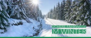 Eine verschneite Straße umgeben von immergrünen Bäumen. Eine Person geht in der Ferne. Die Sonne scheint hell. Der Text 'SICHERE FAHR IM WINTER' ist grün geschrieben.