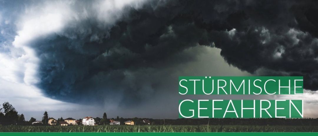 Ein stürmischer Wolkenhaufen schwebt über einem Dorf mit Häusern im Hintergrund. Der Text 'STURMIS GEFAHR' ist prominent angezeigt.