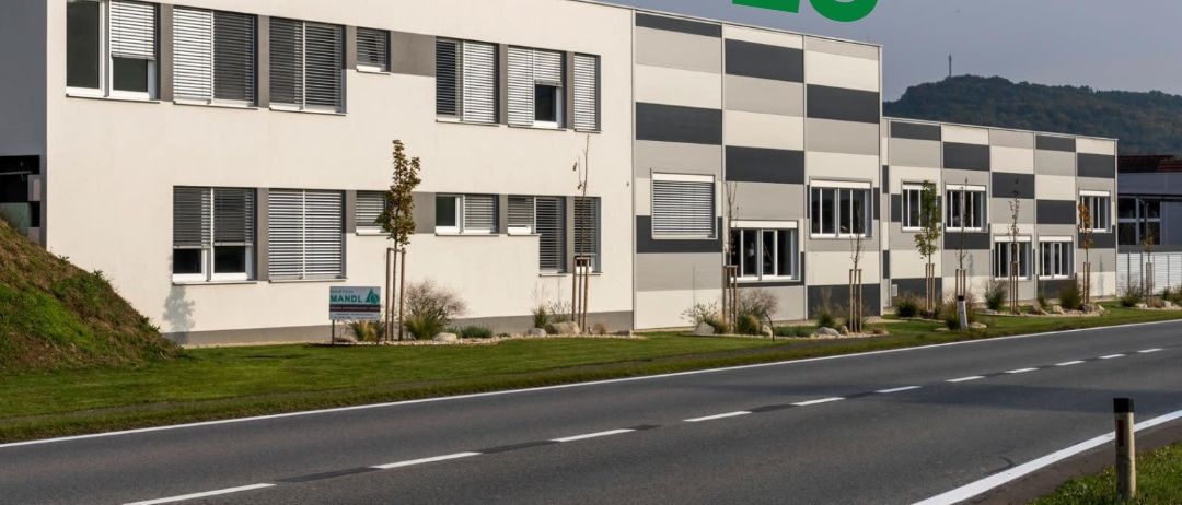 Ein Bild eines Hauses mit dem Text '12. April 2025 Hausmesse' oben.