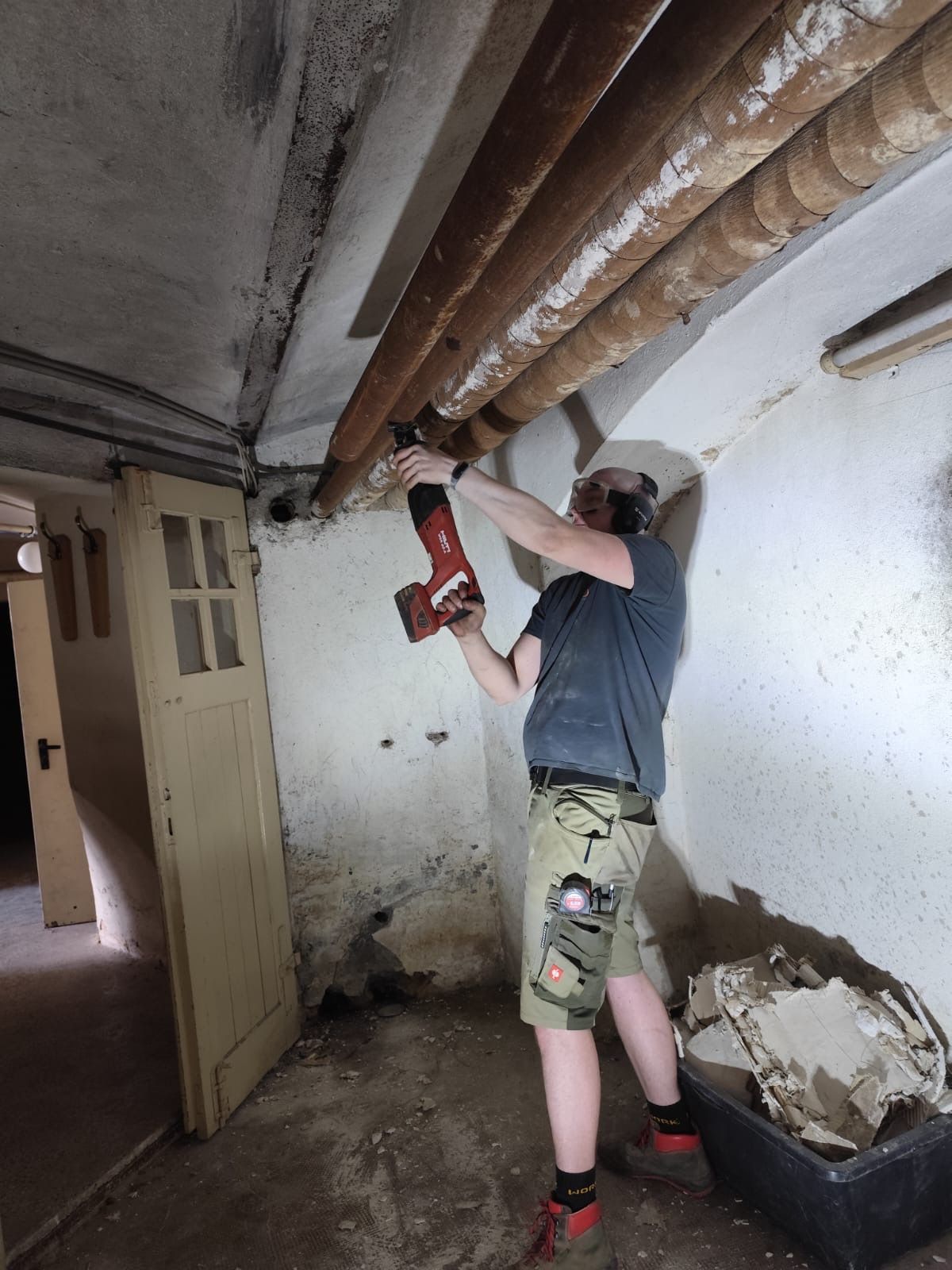 Bild enthält, Device, Power Drill, Tool, Home Renovation Work