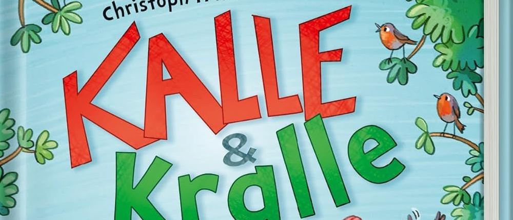 Das Buchcover zeigt eine Katze namens Kalle, die einen Fußball tritt, während ein Junge sie verfolgt. Vögel sitzen auf Ästen, und ein Schloss ist im Hintergrund zu sehen.