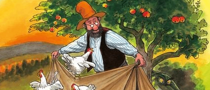 Illustration von Pettersson und Findus beim Camping unter einem Apfelbaum mit Hühnern und einer Katze. Pettersson hält ein Netz mit Hühnern.