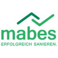 Ein schwarzer Hintergrund zeigt das Logo von Mabes, mit einem grünen Haus und einem Häkchen über dem Wort 'mabes'. Unter dem Wort steht der Slogan 'Erfolgreich Sanieren'.