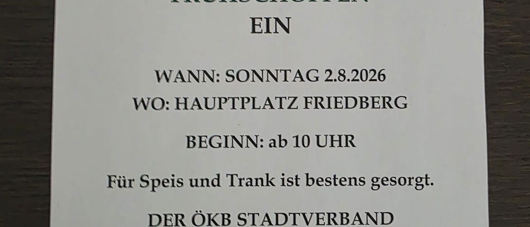 Ein weißer Plakat mit schwarzem Text kündigt ein freundschaftliches Einkaufsereignis des OKB Stadtverband Friedberg an. Die Veranstaltung ist für Sonntag, 2. August 2026, auf dem Hauptplatz Friedberg geplant, Beginn um 10 Uhr. Das Plakat erwähnt auch, dass Essen und Getränke bereitgestellt werden.