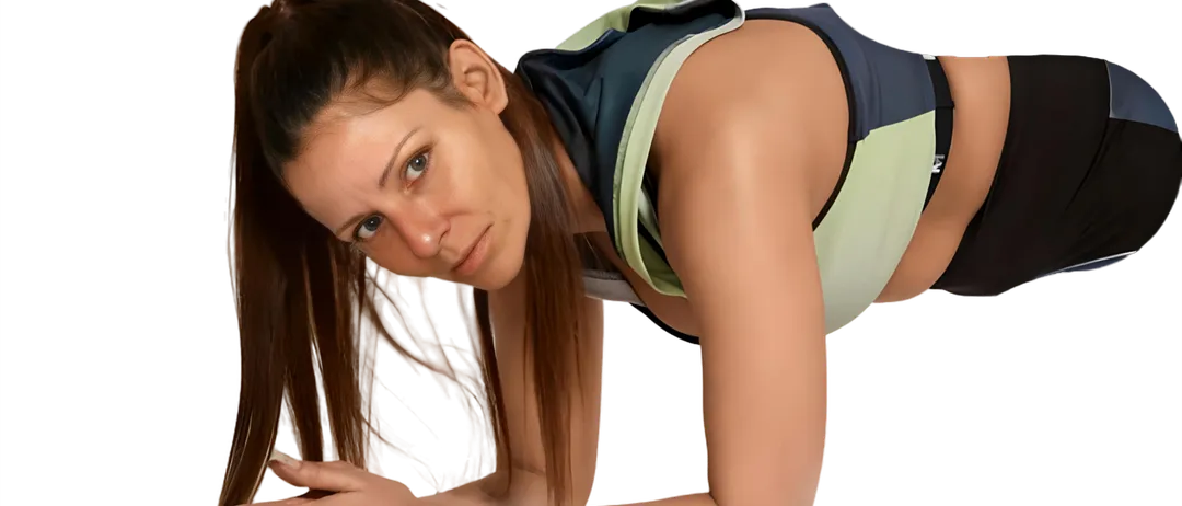 Eine Frau in Trainingskleidung macht einen Plank auf schwarzem Hintergrund. Sie hat lange, braune Haare und schaut nach vorne.