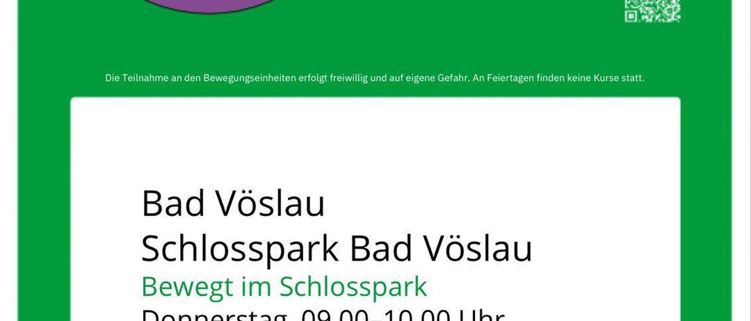 Plakat für ein kostenloses Bewegungsprogramm von Juni bis September 2026. Die Veranstaltung findet im Schlosspark von Bad Vöslau statt. Zeitplan: Donnerstags von 9:00-10:00 Uhr. Veranstaltet vom ASVO Club Vitalschmiede. Monika Jandl leitet die Sitzung. Für weitere Informationen besuchen Sie www.bewegt-im-park.at.
