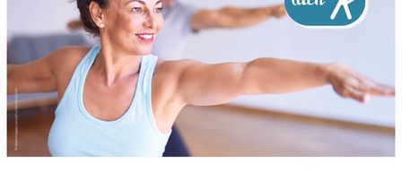Ein Flyer für einen kostenlosen Rückengesundheitskurs mit einer lächelnden Frau, die ihre Arme streckt, und einem Mann im Hintergrund. Der Flyer enthält Details zur Kursdauer, zum Ort und zum Startdatum.