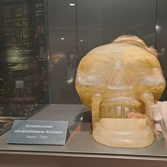 Ein Kristallschädel mit abnehmbarer Kinnlade aus Nepal/Tibet wird in einem Museum ausgestellt. Der Schädel ist aus klarem Kristall gefertigt.