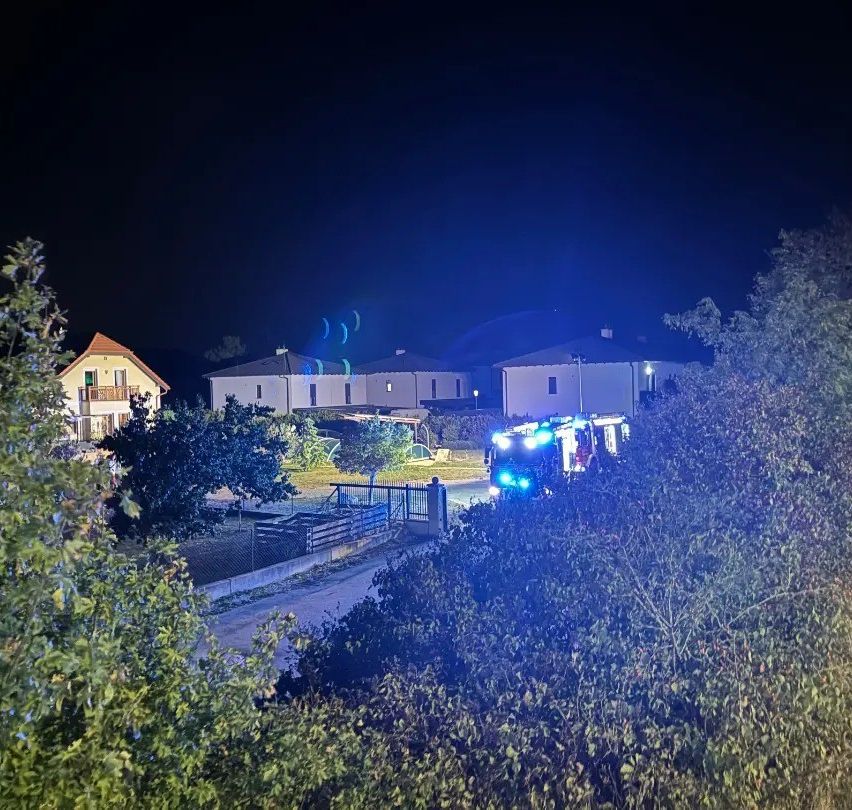 Bild enthält, Outdoors, Aerial View, Suburb, Architecture, Building, Housing, Driveway, House, Nature