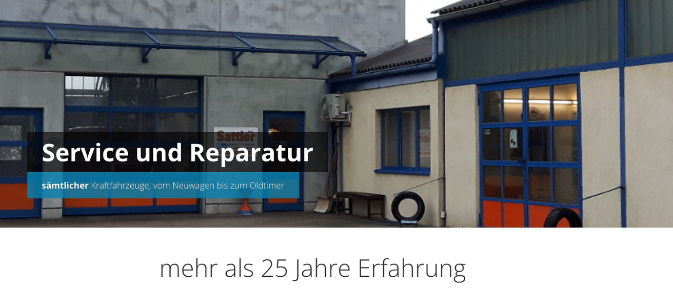 Ein Gebäude mit blauen Verzierungen hat ein großes Fenster mit blauem Rahmen. Ein Reifen hängt draußen. Die Worte '25 Jahre Erfahrung' sind im Bild zu sehen.