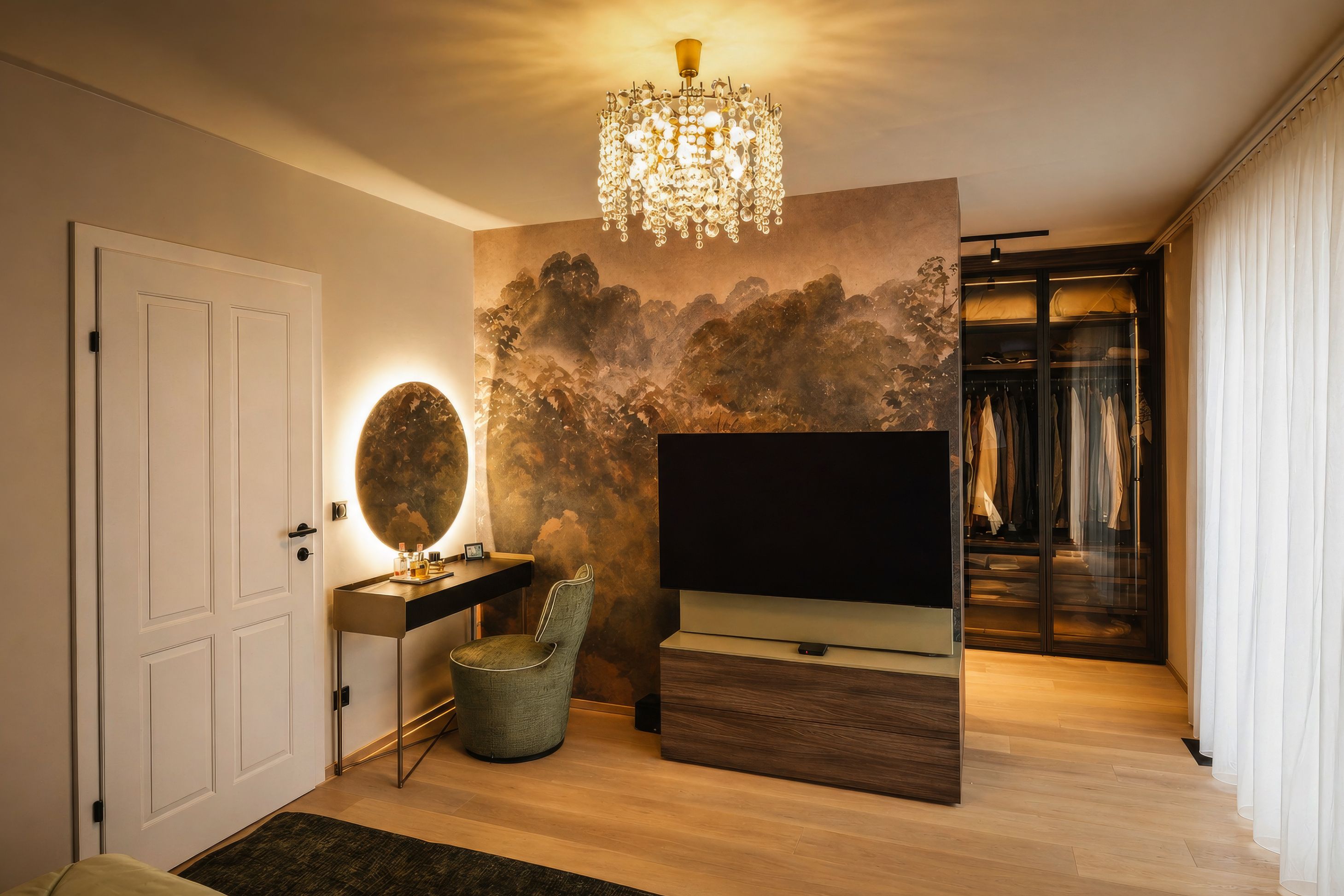 Ein modernes Zimmer mit Schreibtisch und Stuhl, einem großen Fernseher und einer Kronleuchter. Ein großes Wandbild von Bäumen und Bergen.