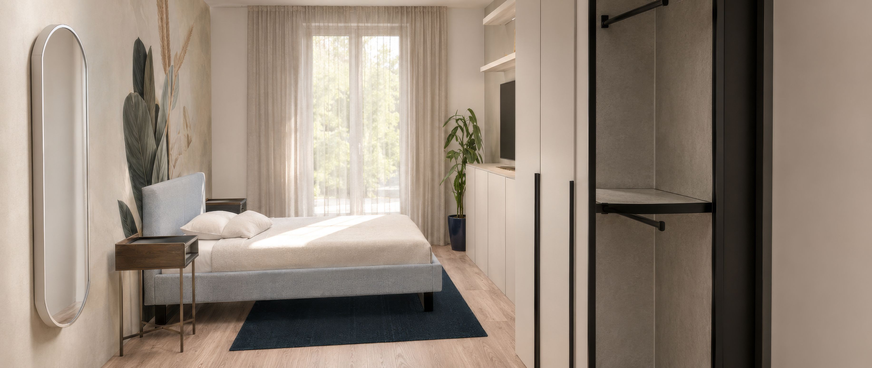 Ein modernes Schlafzimmer mit Bett, Teppich, Pflanze und Fernseher. Das Zimmer hat ein großes Fenster mit Vorhängen.