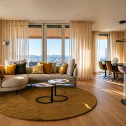 Ein modernes Wohnzimmer mit Couch, Kaffeetischen und Blick auf die Stadt durch große Fenster.