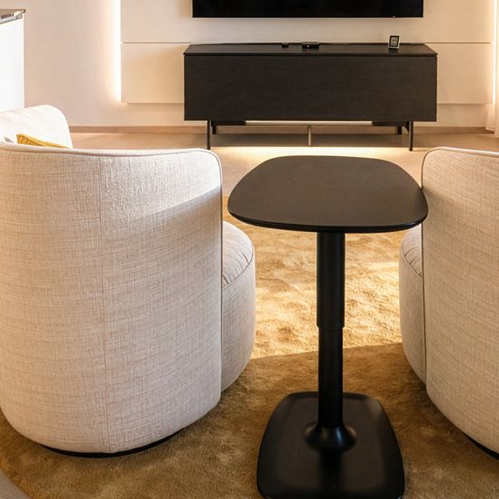 Designer Wohnzimmer mit TV Sideboard und Sessel von Christine Kröncke