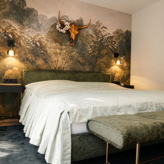 Schlafzimmer Christine Kröncke Bett und Glamora Wandtapete