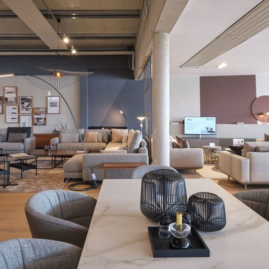 Showroom der Design Base in Brunn am Gebirge mit großer Rolf Benz Möbel Ausstellung
