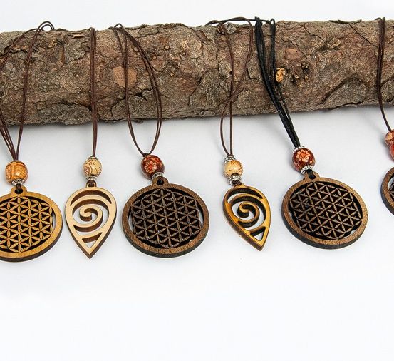 Bild enthält, Accessories, Earring, Jewelry, Bronze, Necklace, Locket, Pendant