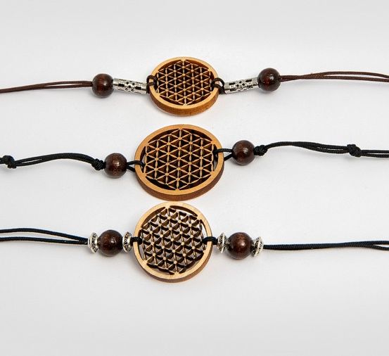 Bild enthält, Accessories, Earring, Jewelry, Bronze, Bracelet, Necklace, Electrical Device, Microphone, Locket, Pendant