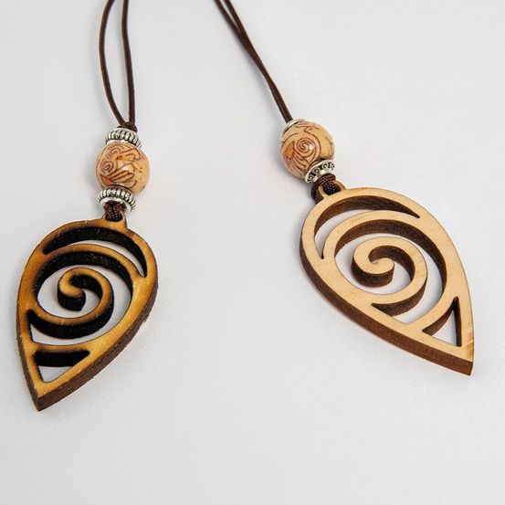 Bild enthält, Accessories, Earring, Jewelry, Necklace, Locket, Pendant