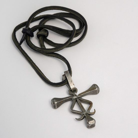 Bild enthält, Accessories, Cross, Symbol, Jewelry, Necklace