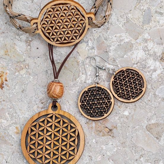 Bild enthält, Accessories, Jewelry, Necklace, Art, Handicraft, Earring, Bag, Handbag