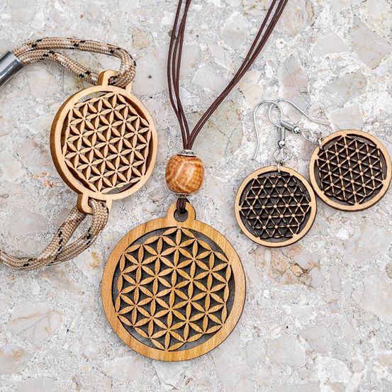 Bild enthält, Accessories, Pendant, Jewelry, Necklace, Art, Bag, Handbag, Locket