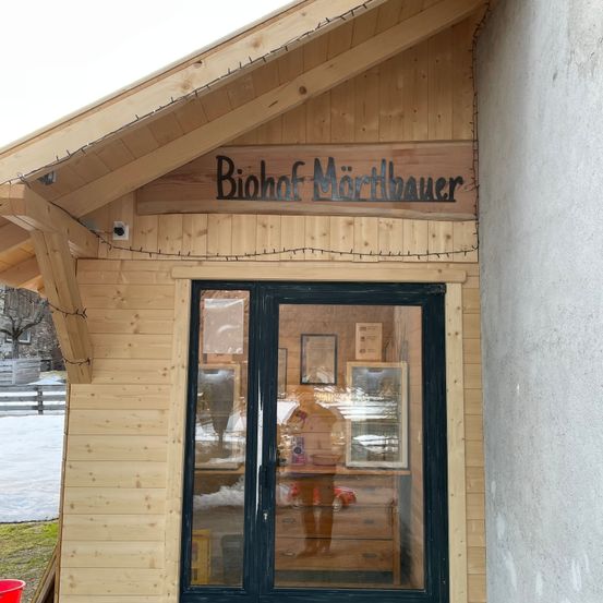 Bild enthält, Indoors, Interior Design, Wood, Door, Architecture, Building, Plywood, Housing, House