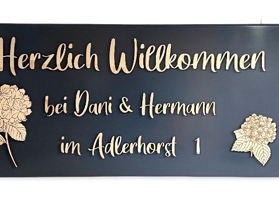 Bild enthält, Text, Business Card, Paper, Plaque