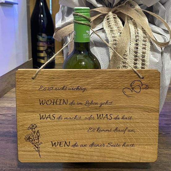 Bild enthält, Wood, Alcohol, Bottle, Liquor, Wine, Wine Bottle, Box, Hardwood, Bag, Handbag