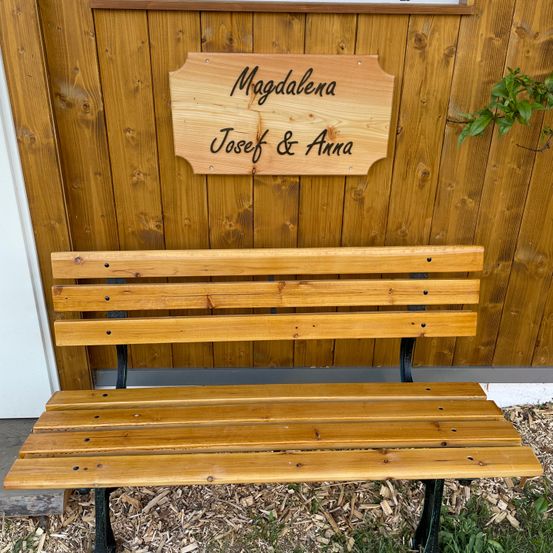 Bild enthält, Wood, Hardwood, Stained Wood, Bench, Furniture, Indoors, Interior Design