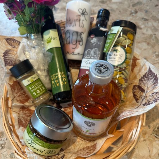 Bild enthält, Herbal, Herbs, Plant, Bottle, Flower, Beer, Beverage, Flower Arrangement, Flower Bouquet, Can