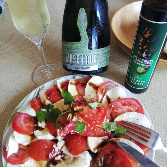 Bild enthält, Food Presentation, Cutlery, Fork, Lunch, Meal, Plate, Brunch, Bottle, Beer, Dish