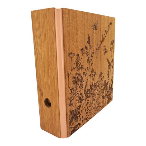 Bild enthält, Wood, Pottery, Book, Publication, Box, Indoors, Interior Design, Jar, Furniture