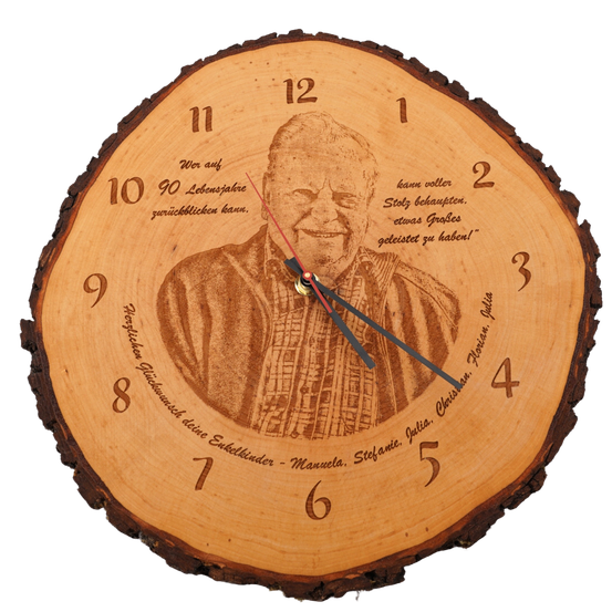 Bild enthält, Adult, Male, Man, Person, Analog Clock, Clock, Face, Head, Wall Clock