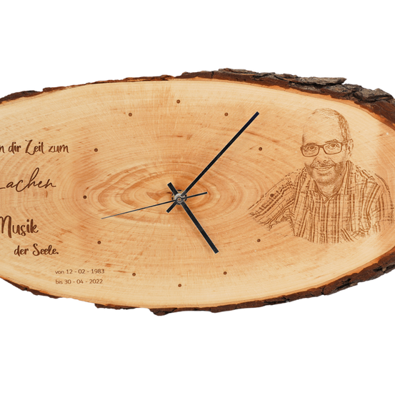 Bild enthält, Wood, Plant, Tree, Adult, Male, Man, Person, Face, Analog Clock, Clock